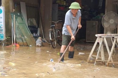 Quảng Bình: Người dân chia sẻ cách dọn sạch bùn non sau lũ lụt
