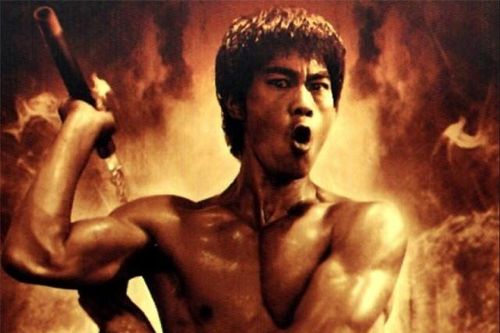 Dù có võ công cao cường nhưng Lý Tiểu Long vẫn luôn thủ sẵn loại vũ khí có thể giết người từ khoảng cách xa