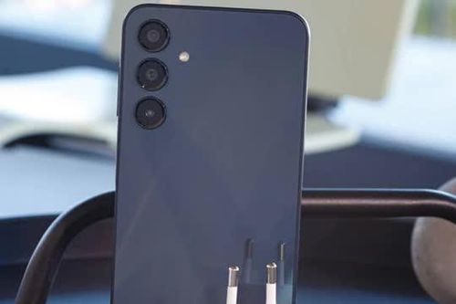 Smartphone 5G Samsung với khả năng chống nước, RAM 8 GB, giá hơn 6 triệu đồng tại Việt Nam