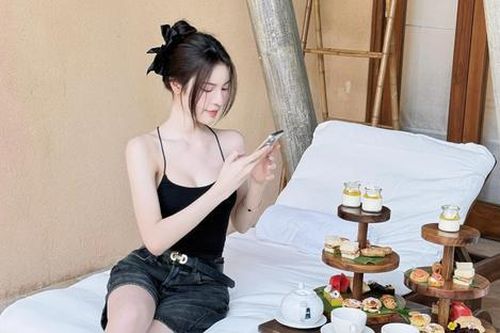 Một Á hậu đăng ảnh bê bết 'siro'