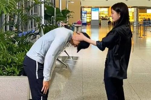 Michael Trương bị nữ idol Kpop 'tác động vật lý' ở chốn đông người