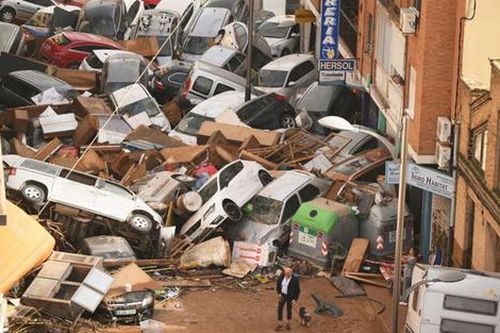 Cảnh tượng tàn khốc ở Tây Ban Nha sau trận lũ quét dữ dội, chính phủ tuyên bố 3 ngày Quốc tang