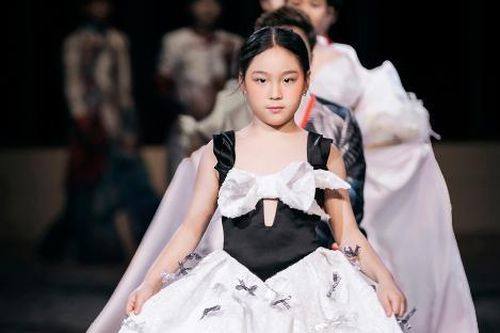 Mẫu nhí 7 tuổi lai Việt - Hàn gây sốt khi trình diễn thời trang ở Nhật Bản