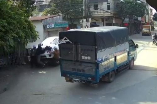 Hà Nội: Lái mới 'lạc chân ga' gây tai nạn nghiêm trọng?
