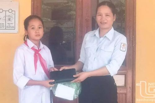Từ việc học sinh nhặt được của rơi trả người đánh mất: Giáo dục đạo đức cho con trẻ rất quan trọng