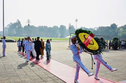 Đoàn đại biểu dân tộc, tôn giáo, người có uy tín tỉnh An Giang viếng Lăng Chủ tịch Hồ Chí Minh