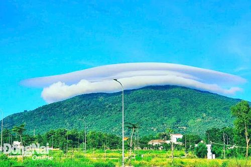 Mây 'đĩa bay' bất ngờ xuất hiện trên đỉnh núi Chứa Chan ở Xuân Lộc