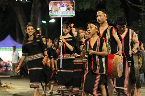 Sân trường rộn tiếng cồng chiêng