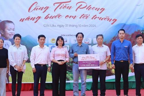 Báo Tiền Phong trao sổ tiết kiệm cho học sinh huyện Bắc Hà