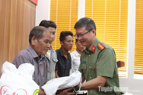 Báo An ninh Thủ đô trao 15 tấn gạo tặng người dân và lực lượng bảo vệ an ninh, trật tự cơ sở huyện Yên Sơn