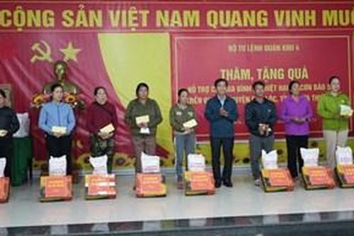 Đoàn công tác Quân khu 4 thăm, tặng quà người dân bị thiệt hại do bão số 6