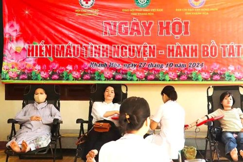 Khánh Hòa: Tăng Ni và Phật tử tình nguyện hiến máu nhân đạo