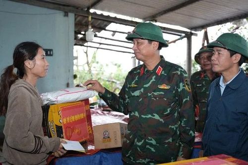 Bộ tư lệnh Quân khu 4 thăm, tặng quà các gia đình bị thiệt hại do bão số 6 tại Thừa Thiên Huế