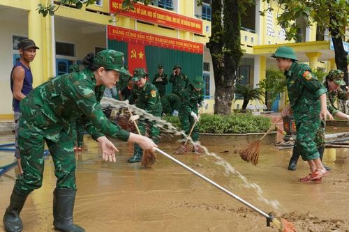 Vệ sinh trường học, hỗ trợ xử lý nước và cấp phát thuốc tại vùng lũ Quảng Bình