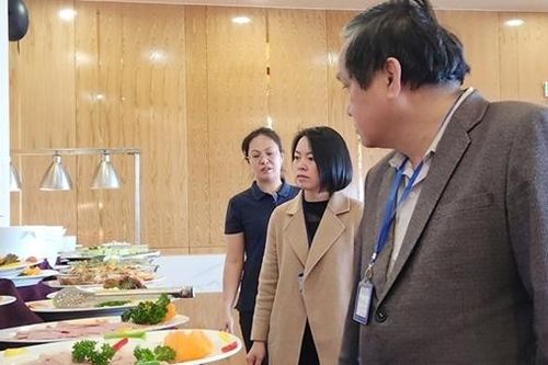 Làm rõ thức ăn ở khách sạn 4 sao có ốc sên