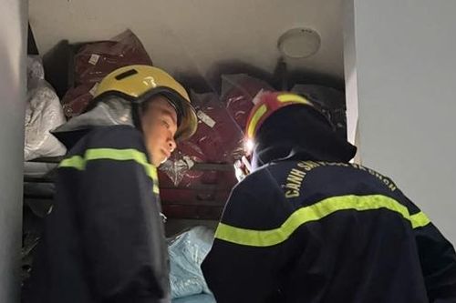 Khống chế nam thanh niên cố thủ, dọa dùng can xăng đốt nhà