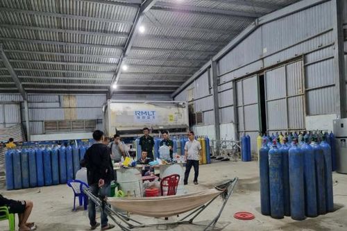 Bắt xe tải vận chuyển khí cười, lộ ra kho sang chiết số lượng khủng