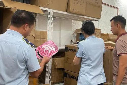 Tạm giữ hàng nghìn chiếc vợt Pickleball nhập lậu