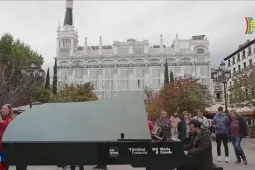 Đàn piano được đặt tại nơi công cộng ở Madrid