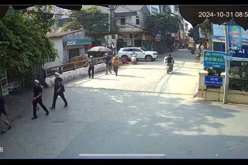 Hà Nội: Ô tô mất kiểm soát lao vào đoàn đi bộ đưa tang khiến 4 người thương vong