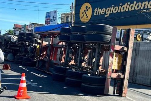 Xe đầu kéo lật ngang trên Quốc lộ 1, thùng container văng khỏi xe