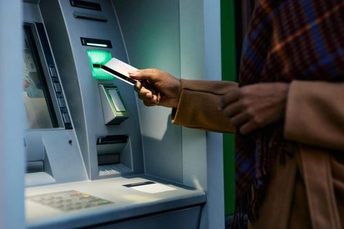 Có được nhận tiền tiết kiệm qua tài khoản ngân hàng?