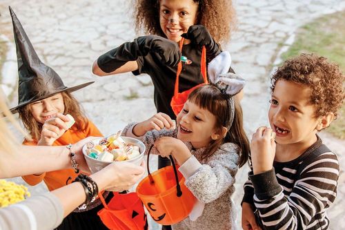 Tại sao có tục đi xin kẹo trong lễ hội Halloween?