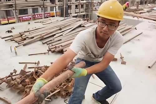 Đang làm phụ hồ, nam sinh bất ngờ nhận giấy trúng tuyển đại học top 1