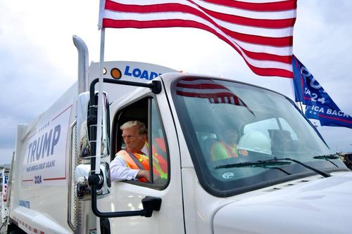 Ông Donald Trump lái xe rác vận động tranh cử