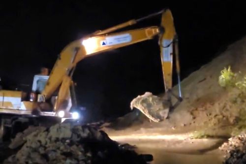 Xuyên đêm khắc phục sự cố sạt lở cao tốc La Sơn-Hòa Liên