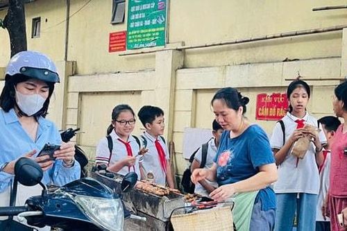 Ngăn chặn thực phẩm không rõ nguồn gốc trước cổng trường