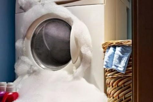 Tác hại khi cho bột giặt và nước xả vào máy giặt không đúng cách
