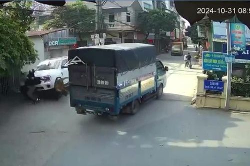 Ô tô mất lái đâm liên hoàn đoàn người đi đám ma ở Hà Nội