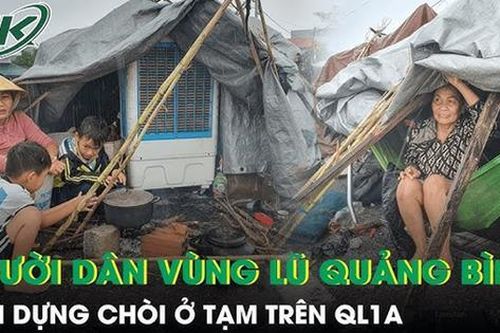 Nhà bị nhấn chìm trong 'biển nước', người dân Quảng Bình phải dựng chòi ở tạm trên QL1A