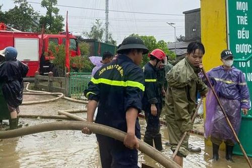 Những hình ảnh ấm tình quân dân trong mưa lũ