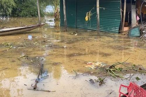Hai cháu bé vùng lũ đuối nước trước sân nhà