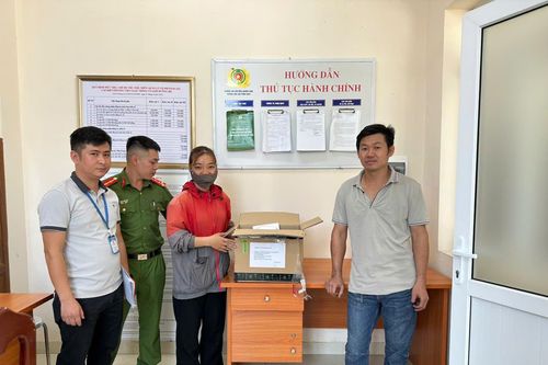 Công an xã Phú Cát trao trả shipper tài sản trị giá hơn 150 triệu đồng