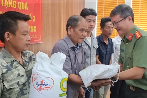 An ninh Thủ đô chia sẻ gạo tới đồng bào vùng lũ ở Tuyên Quang và Hà Giang