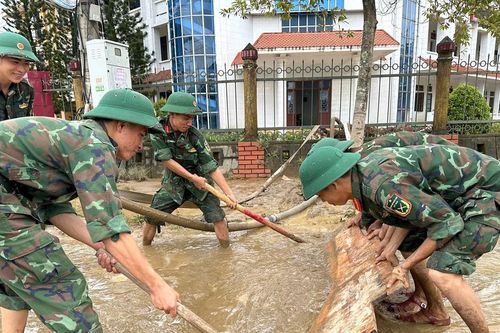 Tất bật dọn bùn cùng người dân vùng lũ Lệ Thủy
