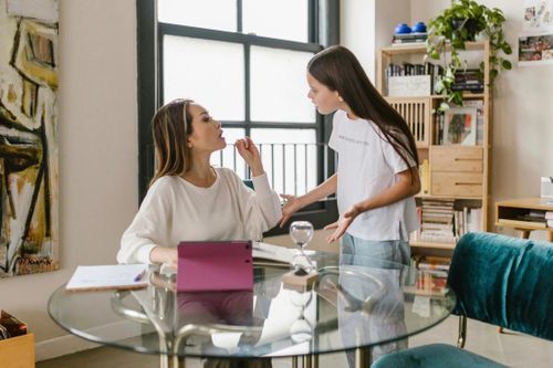 Làm gì khi trẻ hỗn với cha mẹ?
