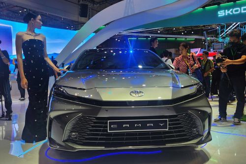 Toyota Camry thế hệ mới đắt hàng, bản hybrid được săn đón
