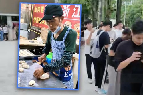 Sinh viên xếp hàng 100 m để ủng hộ chủ sạp bánh có vợ ung thư