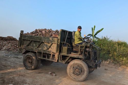 Xe đổ phế thải ngang nhiên giữa ban ngày