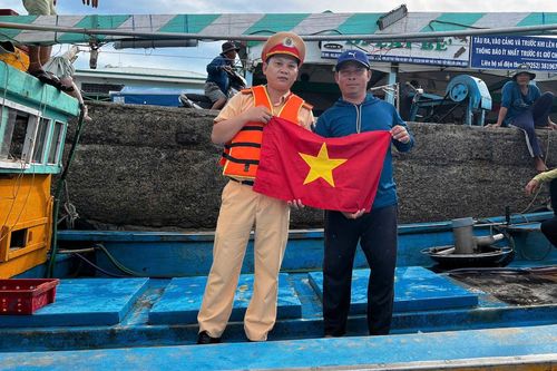 Phòng Cảnh sát giao thông tỉnh Bình Thuận trao tặng cờ Tổ quốc cho ngư dân