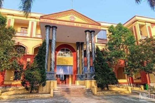 Miễn nhiệm một chủ tịch xã do uống rượu trong giờ làm việc và sàm sỡ cấp dưới