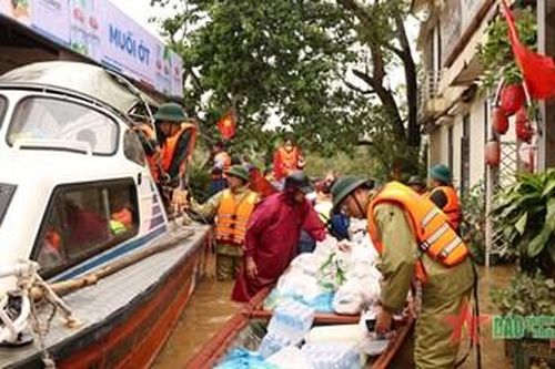 Tấm lòng bộ đội với nhân dân vùng lũ Quảng Bình