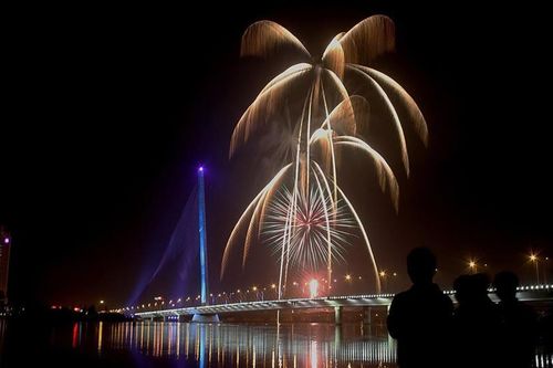 Bắn pháo hoa tại 3 điểm mừng 50 năm giải phóng thành phố Đà Nẵng