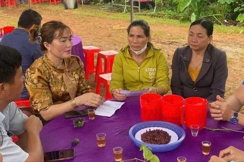 Trao hỗ trợ của bạn đọc Báo SGGP đến gia đình mẹ con sản phụ tử vong