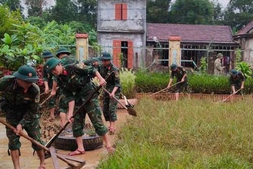 Bộ đội biên phòng Quảng Bình giúp dân dọn dẹp sau lũ