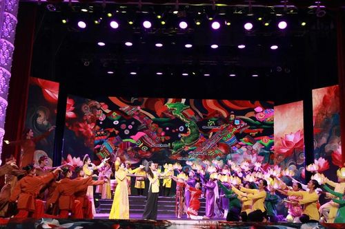 Hoành tráng và cảm xúc chương trình nghệ thuật 'Vang mãi bài ca kết đoàn'